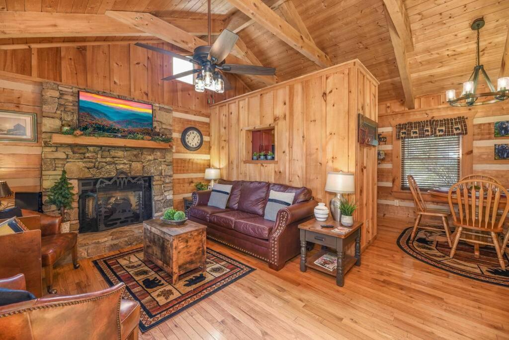 View! Cozy, Private, Fireplace, Hot Tub Log Cabin, Honeymoon! Sevierville Exterior foto