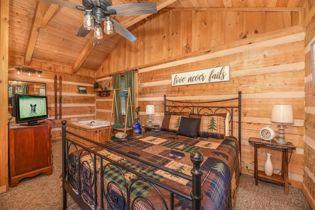 View! Cozy, Private, Fireplace, Hot Tub Log Cabin, Honeymoon! Sevierville Exterior foto