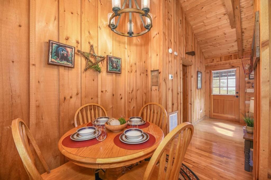 View! Cozy, Private, Fireplace, Hot Tub Log Cabin, Honeymoon! Sevierville Exterior foto