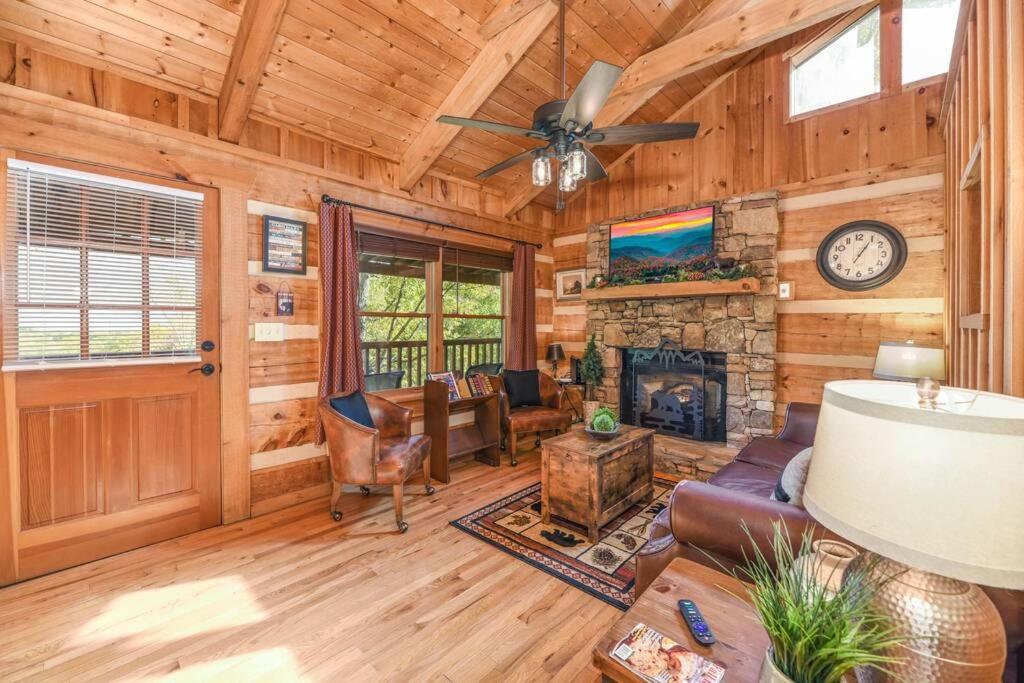 View! Cozy, Private, Fireplace, Hot Tub Log Cabin, Honeymoon! Sevierville Exterior foto