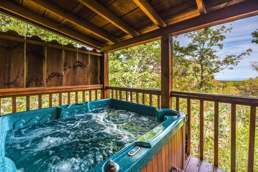 View! Cozy, Private, Fireplace, Hot Tub Log Cabin, Honeymoon! Sevierville Exterior foto