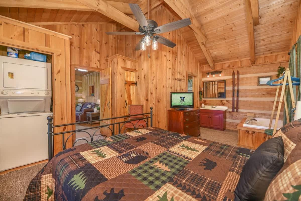 View! Cozy, Private, Fireplace, Hot Tub Log Cabin, Honeymoon! Sevierville Exterior foto