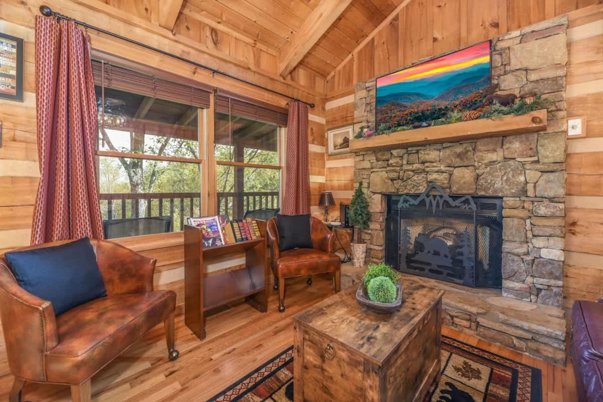 View! Cozy, Private, Fireplace, Hot Tub Log Cabin, Honeymoon! Sevierville Exterior foto