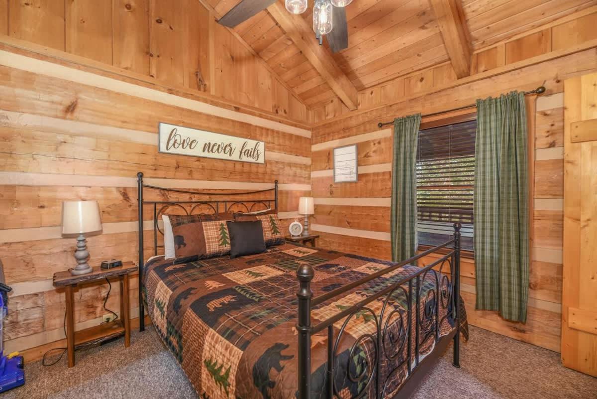 View! Cozy, Private, Fireplace, Hot Tub Log Cabin, Honeymoon! Sevierville Exterior foto
