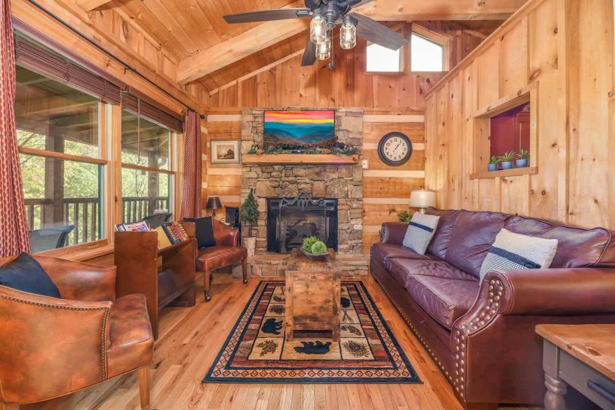 View! Cozy, Private, Fireplace, Hot Tub Log Cabin, Honeymoon! Sevierville Exterior foto